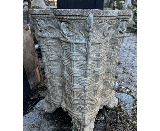 DAR689 - N. 2 vasi in cemento, epoca '800/'900, misure cm L 50 x P 50 x H 60