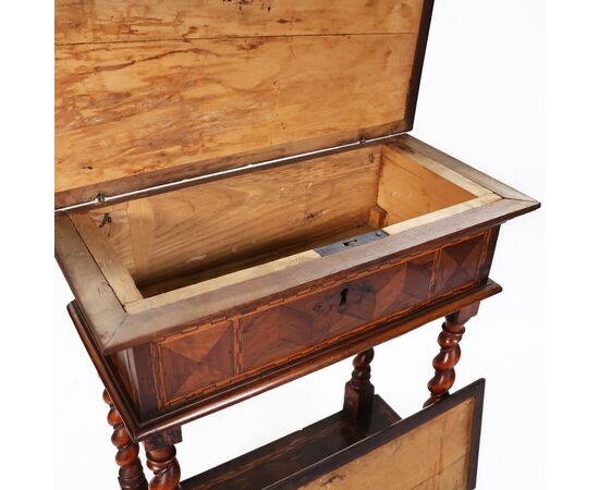 Inginocchiatoio lastronato ed intarsiato in varie essenze, colonne a torciglione, Italia, XVIII secolo