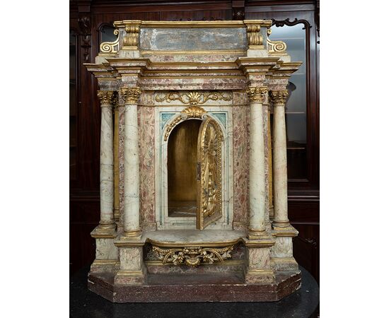 Antique tabernacle of Roman origin in marbled wood. 17th Century.
