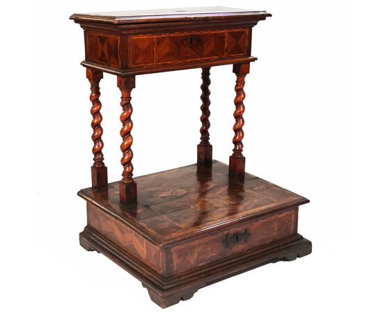 Inginocchiatoio lastronato ed intarsiato in varie essenze, colonne a torciglione, Italia, XVIII secolo