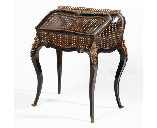 Scrittoio a ribalta in legno ebanizzato, intarsi in rame dorato e madreperla con applicazioni in bronzo dorato, Francia, XIX secolo