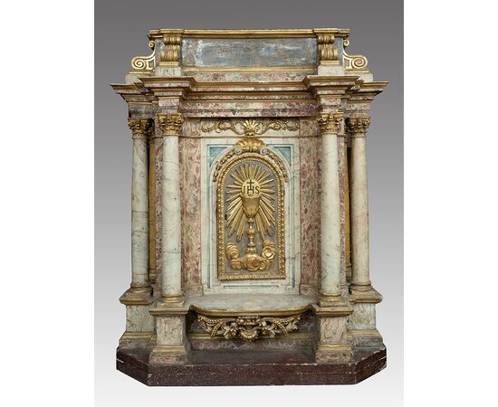 Antique tabernacle of Roman origin in marbled wood. 17th Century.