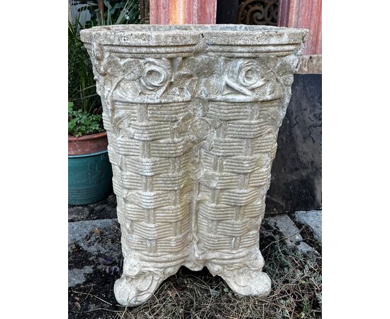 DAR689 - N. 2 vasi in cemento, epoca '800/'900, misure cm L 50 x P 50 x H 60