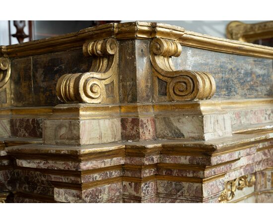 Antique tabernacle of Roman origin in marbled wood. 17th Century.