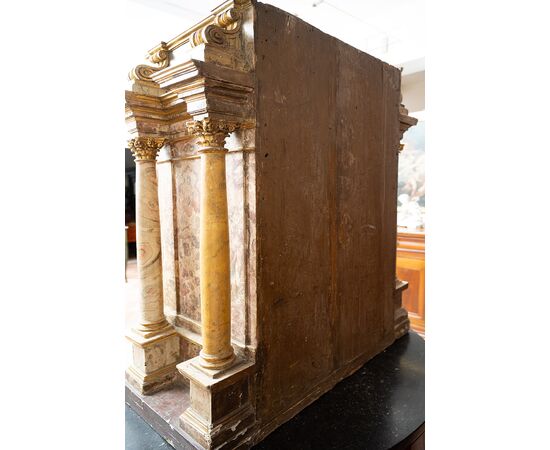 Antique tabernacle of Roman origin in marbled wood. 17th Century.
