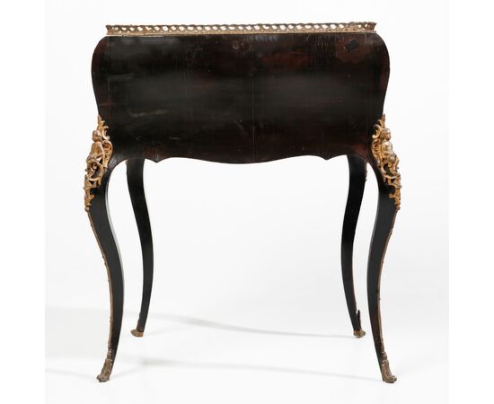 Scrittoio a ribalta in legno ebanizzato, intarsi in rame dorato e madreperla con applicazioni in bronzo dorato, Francia, XIX secolo