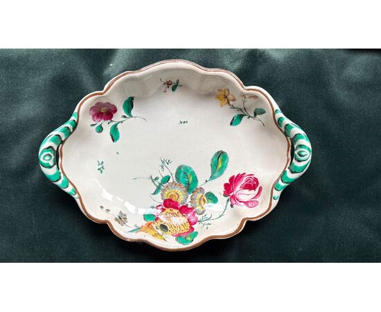 Piatto -vassoio in maiolica con decoro alla rosa.Manifattura Finck.Bologna.