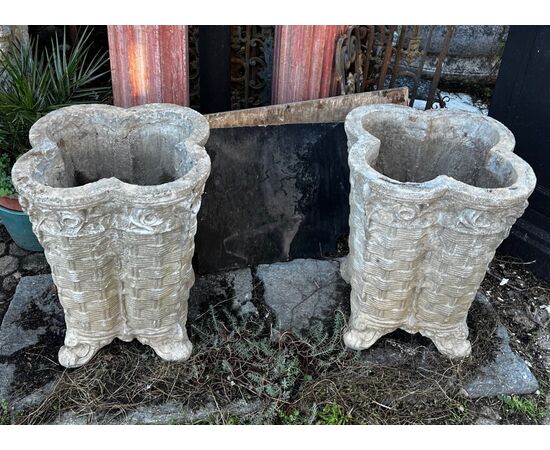 DAR689 - N. 2 vasi in cemento, epoca '800/'900, misure cm L 50 x P 50 x H 60
