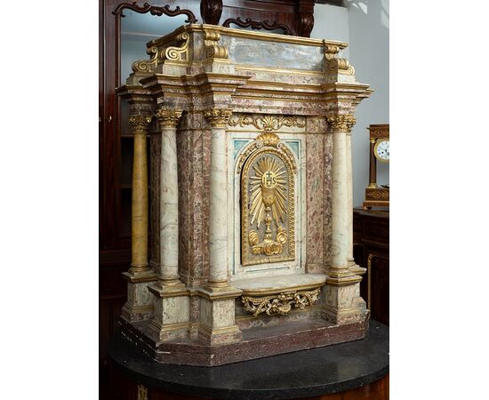 Antique tabernacle of Roman origin in marbled wood. 17th Century.