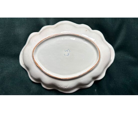 Piatto -vassoio in maiolica con decoro alla rosa.Manifattura Finck.Bologna.