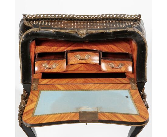 Scrittoio a ribalta in legno ebanizzato, intarsi in rame dorato e madreperla con applicazioni in bronzo dorato, Francia, XIX secolo