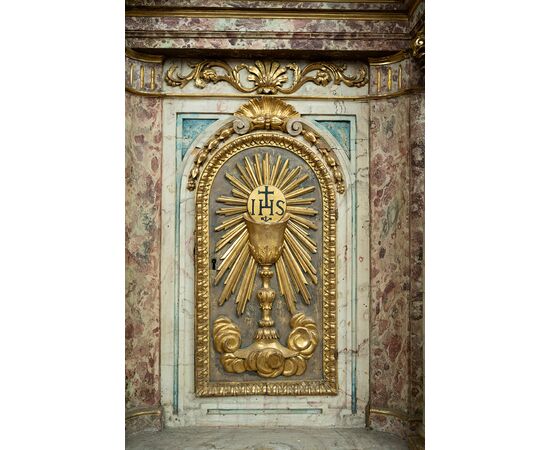 Antique tabernacle of Roman origin in marbled wood. 17th Century.