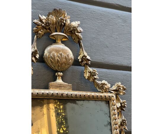 Specchiera in legno intagliato e dorato