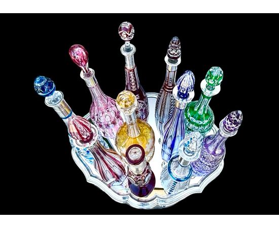 Serie di 11 bottiglie in cristallo molato.Boemia.