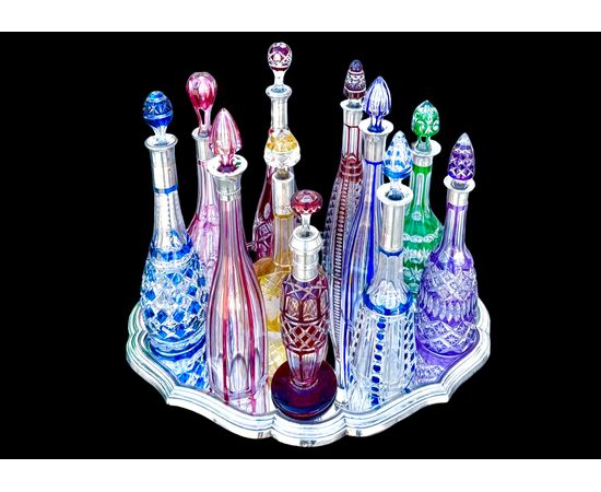 Serie di 11 bottiglie in cristallo molato.Boemia.