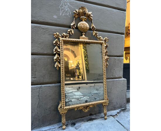 Specchiera in legno intagliato e dorato