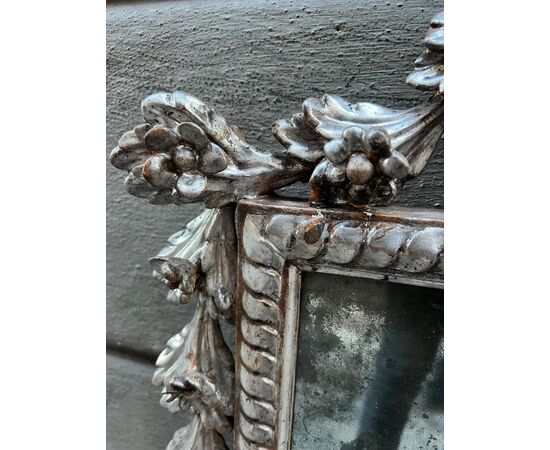 Specchiera in legno intagliato e argentato