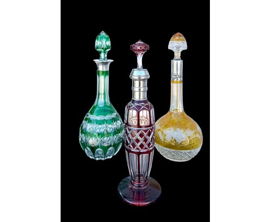 Serie di 11 bottiglie in cristallo molato.Boemia.