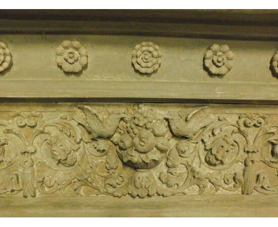chp218 richly carved stone fireplace, epoch 800, larg. cm 158 xh 168     