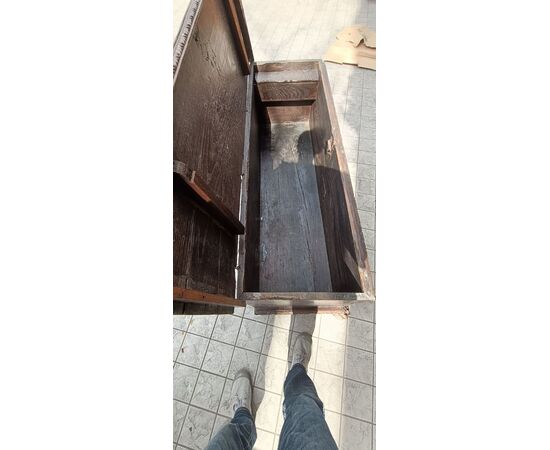 Cassapanca del '500 intagliata con zampe di leone