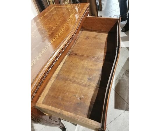 Piacenza chest of drawers with 2 drawers, carved and inlaid, curved on the front and sides - mid-18th century