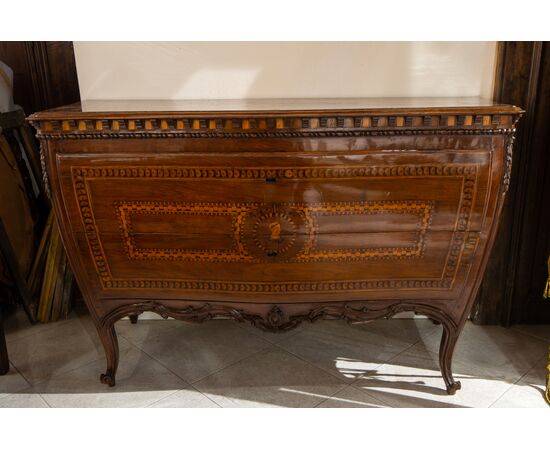 Piacenza chest of drawers with 2 drawers, carved and inlaid, curved on the front and sides - mid-18th century
