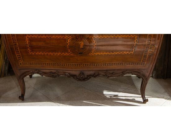 Piacenza chest of drawers with 2 drawers, carved and inlaid, curved on the front and sides - mid-18th century