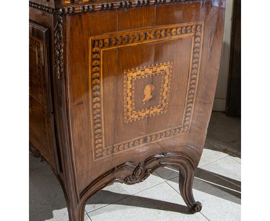 Piacenza chest of drawers with 2 drawers, carved and inlaid, curved on the front and sides - mid-18th century