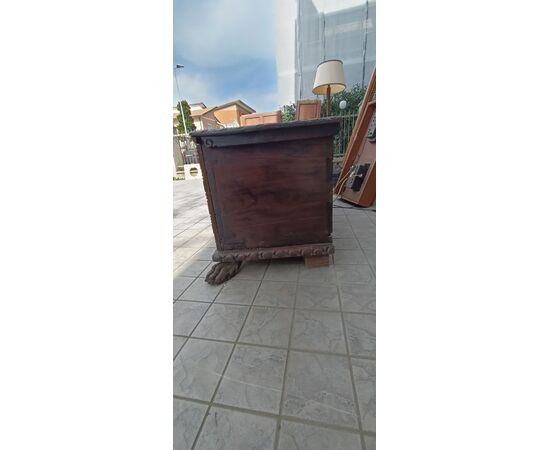 16th-century chest carved with lion paws