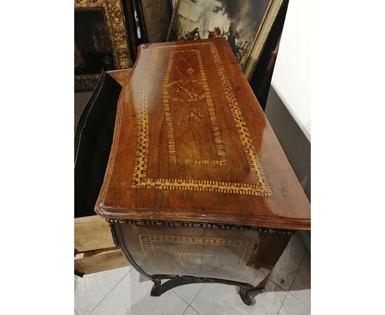 Piacenza chest of drawers with 2 drawers, carved and inlaid, curved on the front and sides - mid-18th century