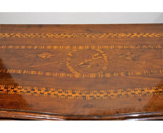 Piacenza chest of drawers with 2 drawers, carved and inlaid, curved on the front and sides - mid-18th century