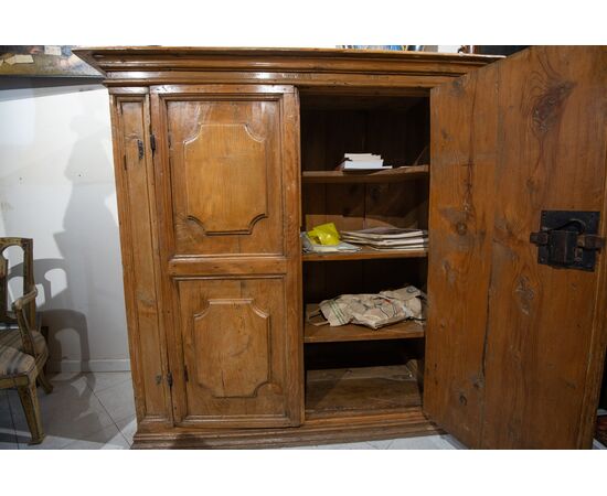 Credenza stipo del '600 in legno dolce