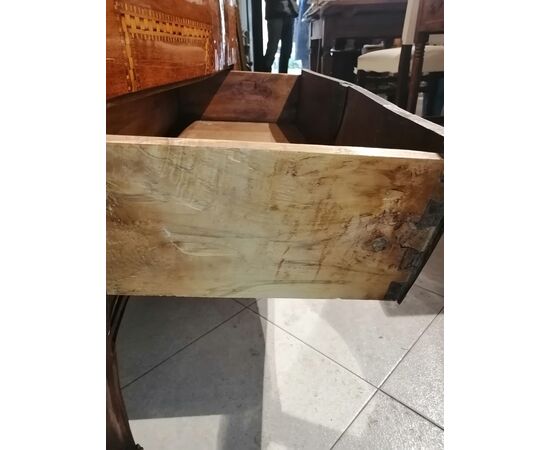 Comò piacentino a 2 cassetti  intagliato ed intarsiato mosso sul fronte e sui fianchi - metà '700