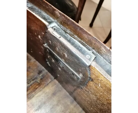 Comò piacentino a 2 cassetti  intagliato ed intarsiato mosso sul fronte e sui fianchi - metà '700