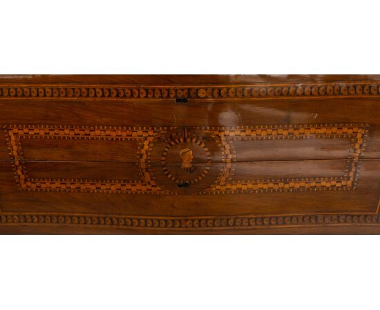 Piacenza chest of drawers with 2 drawers, carved and inlaid, curved on the front and sides - mid-18th century