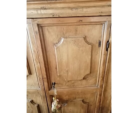 Credenza stipo del '600 in legno dolce
