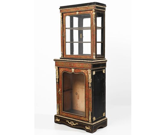 Vetrina a doppio corpo in legno ebanizzato, decorazione alla maniera di Boulle e finiture in bronzo dorato, Francia, XIX secolo
