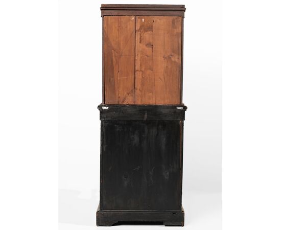 Vetrina a doppio corpo in legno ebanizzato, decorazione alla maniera di Boulle e finiture in bronzo dorato, Francia, XIX secolo