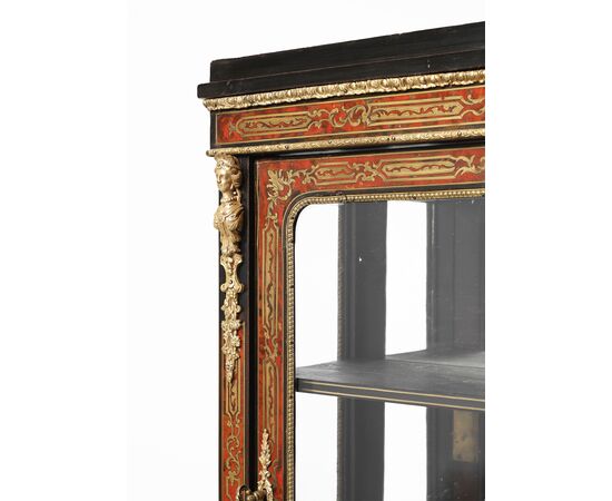 Vetrina a doppio corpo in legno ebanizzato, decorazione alla maniera di Boulle e finiture in bronzo dorato, Francia, XIX secolo
