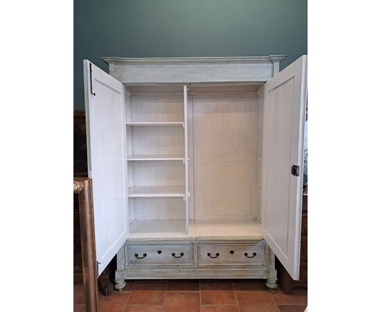 Armadio dell'Ottocento laccato