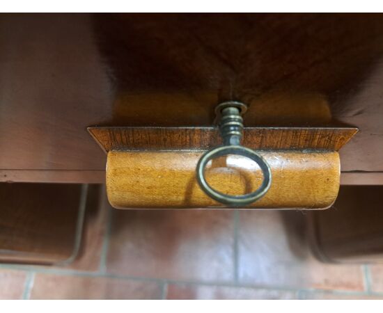 Scrivania in radica di noce