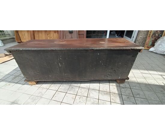 16th-century chest carved with lion paws