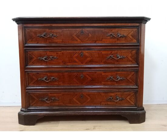 Lombard walnut chest of drawers - early 18th century - dresser - beautiful!