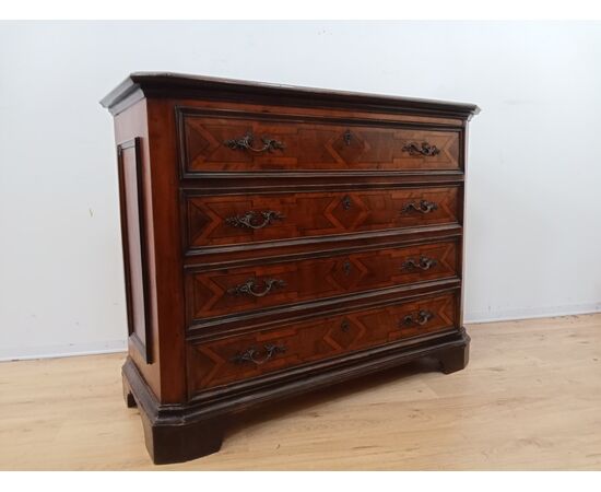Lombard walnut chest of drawers - early 18th century - dresser - beautiful!