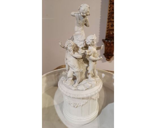 BISCUIT PORCELAIN CENTERPIECE FIRST HALF 19TH CENTURY