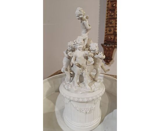 BISCUIT PORCELAIN CENTERPIECE FIRST HALF 19TH CENTURY