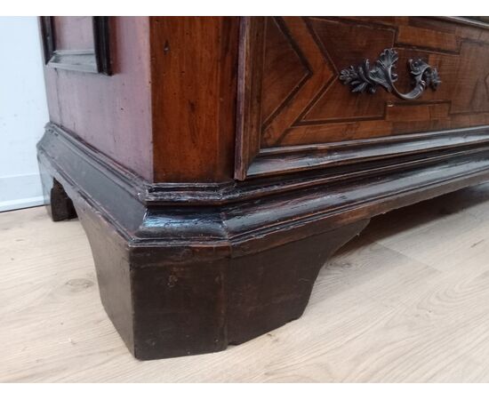 Lombard walnut chest of drawers - early 18th century - dresser - beautiful!