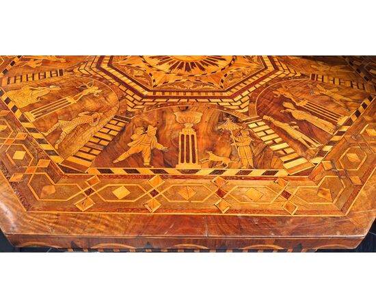 Tavolo ottagonale in legno intasiato, lastronato e pirografato
