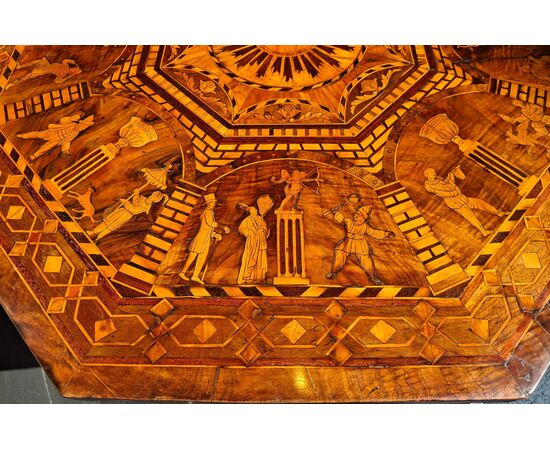 Tavolo ottagonale in legno intasiato, lastronato e pirografato