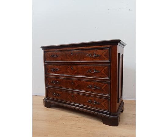 Lombard walnut chest of drawers - early 18th century - dresser - beautiful!